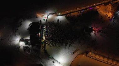 Gece Yamaçlardaki Kayak Festivali Hava Görüntüsü