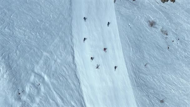 Aerial View Skiing Snowboarding Mountainous Run — Wideo stockowe