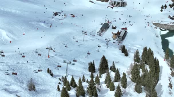 Лыжники Сноубордисты Используют Подъемник Подняться Гору — стоковое видео