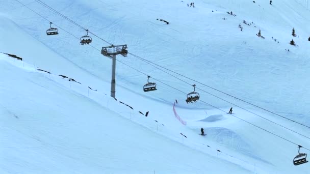 Лыжники Сноубордисты Используют Подъемник Подняться Гору — стоковое видео