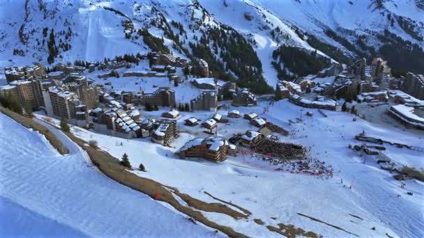 法国阿尔卑斯山中的Avoriaz高地是Ski Out度假胜地空中景观中的美丽Ski — 图库视频影像