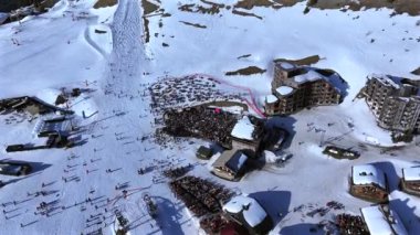 Bir barda parti veren kalabalık Apres Ski 'nin tadını çıkarıyor.