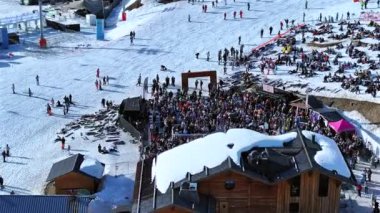 Bir barda parti veren kalabalık Apres Ski 'nin tadını çıkarıyor.