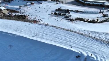 Bir barda parti veren kalabalık Apres Ski 'nin tadını çıkarıyor.