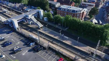 Rush Hour 'da bir istasyondan geçen Hızlı Banliyö Treni