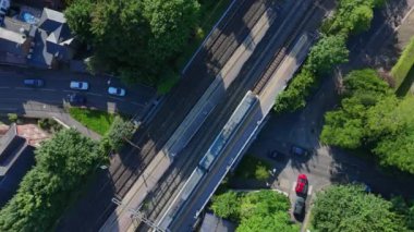 Train, Rush Hour 'da istasyondan ayrılıyor.