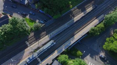 Train, Rush Hour 'da istasyondan ayrılıyor.