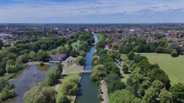 İngiltere 'deki Büyük Ouse Nehri Bedford Kasabası' ndan akıyor.