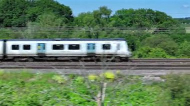 İngiltere 'de Banliyö Treni Şehir İçinden Hızla Geçiyor