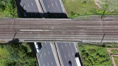 İngiltere Havacılık Görünümü 'nde Banliyö Treni ve Yoğun Otoyol