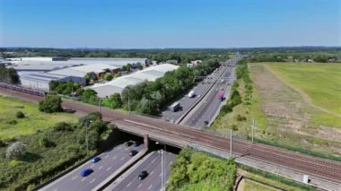 UK Havacılık Görünümü 'nde Banliyö Treni ve Otoyolu