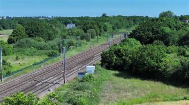 İngiltere 'de Banliyö Treni Şehir İçinden Hızla Geçiyor