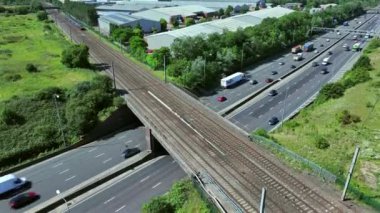 UK Havacılık Görünümü 'nde Banliyö Treni ve Otoyolu