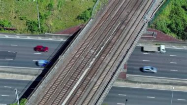 İngiltere Havacılık Görünümü 'nde Banliyö Treni ve Yoğun Otoyol