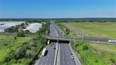 UK Havacılık Görünümü 'nde Banliyö Treni ve Otoyolu