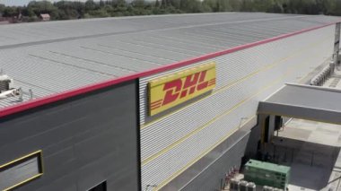Milton Keynes, İngiltere, Haziran 2022: DHL Lojistik Depo Lojistik Hava Görüntüsü