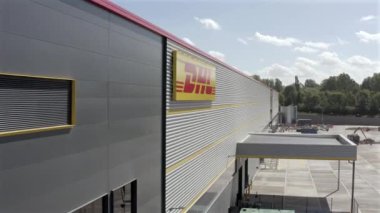 Milton Keynes, İngiltere, Haziran 2022: DHL Lojistik Depo Lojistik Hava Görüntüsü