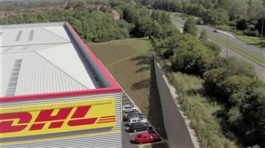 Milton Keynes, İngiltere, Haziran 2022: DHL Lojistik Depo Lojistik Hava Görüntüsü