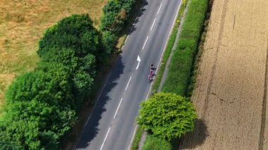 Birleşik Krallık 'ta Yoğun Bir Yol' da Bisikletçi Grubu