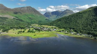 Glencoe Köyü ve Leven Gölü İskoçya Yazın