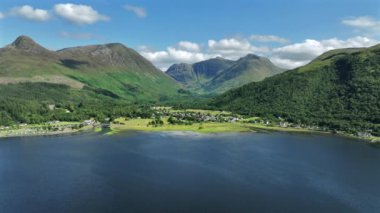 Glencoe Köyü ve Leven Gölü İskoçya Yazın
