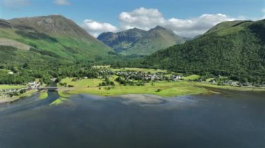 İskoçya 'daki Glencoe Köyü ve Leven Gölü