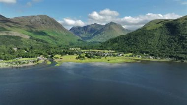 İskoçya 'daki Glencoe Köyü ve Leven Gölü