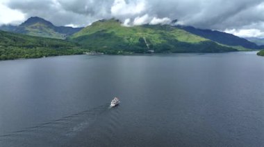 İskoçya 'daki Lomond Gölü' ndeki Bir Tur Teknesinin Hava Görüntüsü