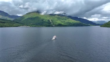 İskoçya 'daki Lomond Gölü' ndeki Bir Tur Teknesinin Hava Görüntüsü