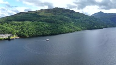 İskoçya 'daki Lomond Gölü' ndeki Bir Tur Teknesinin Hava Görüntüsü