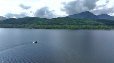 İskoçya 'daki Lomond Gölü' ndeki Bir Tur Teknesinin Hava Görüntüsü