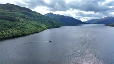 İskoçya 'daki Lomond Gölü' ndeki Bir Tur Teknesinin Hava Görüntüsü