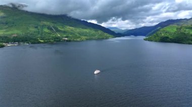 İskoçya 'daki Lomond Gölü' ndeki Bir Tur Teknesinin Hava Görüntüsü