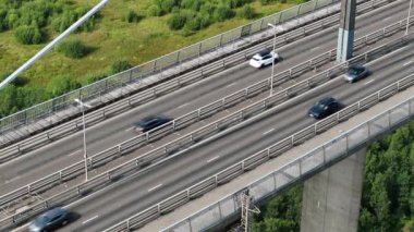İngiltere 'de Otoyol Köprüsü' nden Geçen Araçlar