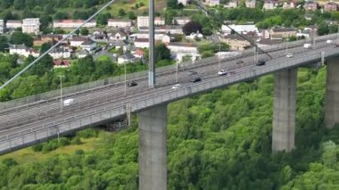 İngiltere 'de Otoyol Köprüsü' nden Geçen Araçlar