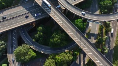 UK Havacılık Görünümü 'nde Otoyol Kavşağındaki Araçlar