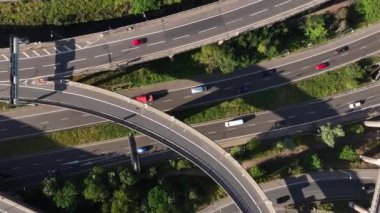 UK Havacılık Görünümü 'nde Otoyol Kavşağındaki Araçlar