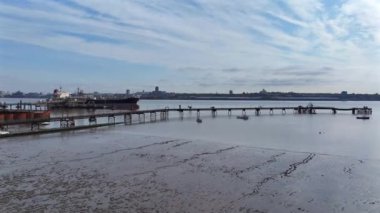 Petrol Tankeri Gemisi bir depoya yakıt ikmali için limana yanaştı