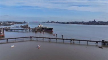 Yakıt ve Petrol Tankeri bir depoda yükleniyor