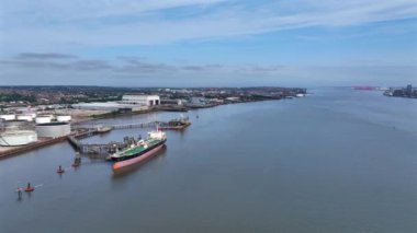 Yakıt ve Petrol Tankeri bir depoda yükleniyor