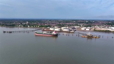 Yakıt ve Petrol Tankeri bir depoda yükleniyor