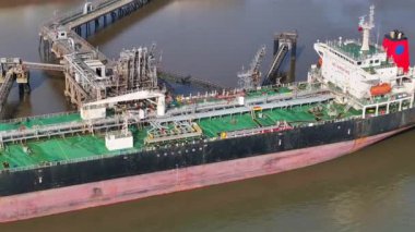 Petrol Tankeri Gemisi Liman ve Depoda Yakıt Boşaltımı
