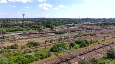 Yük Treni ve Lokomotifli Demiryolu Yanları Hava Görünümü