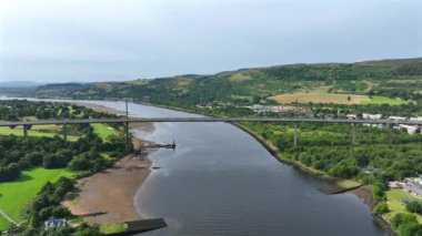 Erskine Araç Köprüsü Glasgow 'daki Clyde Nehri' ni kaplıyor