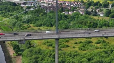 Erskine Araç Köprüsü Glasgow 'daki Clyde Nehri' ni kaplıyor