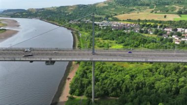 Erskine Araç Köprüsü Glasgow 'daki Clyde Nehri' ni kaplıyor