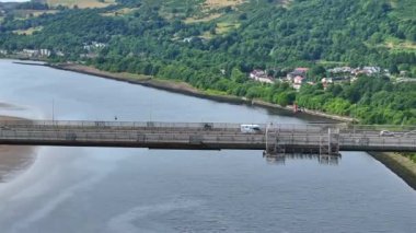 Erskine Araç Köprüsü Glasgow 'daki Clyde Nehri' ni kaplıyor