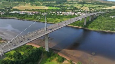 Erskine Araç Köprüsü Glasgow 'daki Clyde Nehri' ni kaplıyor