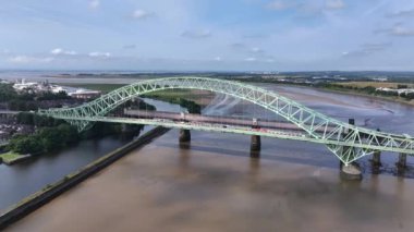 Mersey Nehri 'ni kaplayan Demir Köprü Hava Görüntüsü
