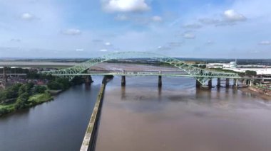 Mersey Nehri 'ni kaplayan Demir Köprü Hava Görüntüsü